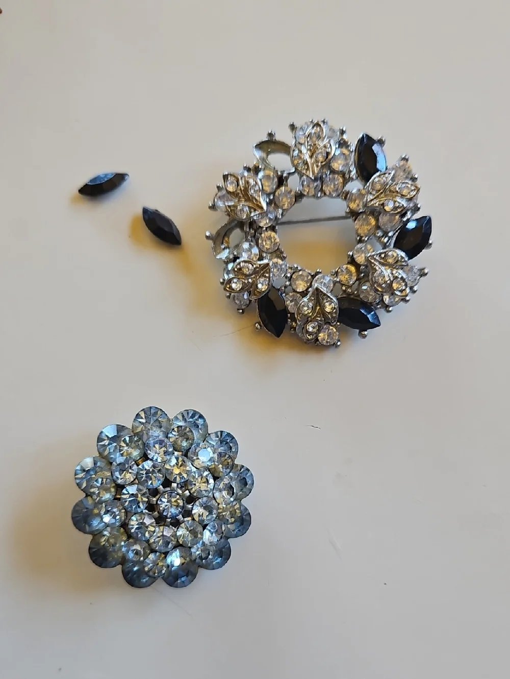 Assortment Of Vintage And Newer Earrings All Need Someting For Parts Or Singly - Picture 9 of 10